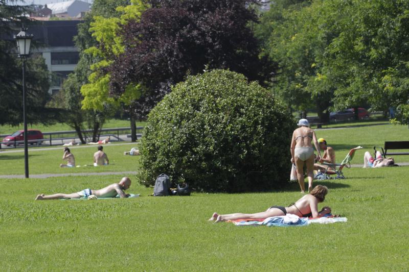 Playas, parques y terrazas están llenos estos días. Son los lugares elegidos tanto por los asturianos como por los turistas para sobrellevar las altas temperaturas que protagonizan este primer fin de semana de agosto.