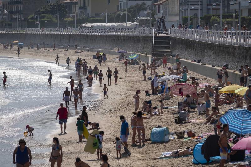 Playas, parques y terrazas están llenos estos días. Son los lugares elegidos tanto por los asturianos como por los turistas para sobrellevar las altas temperaturas que protagonizan este primer fin de semana de agosto.