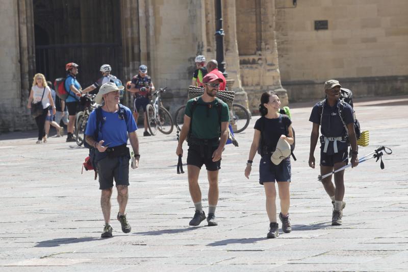 Playas, parques y terrazas están llenos estos días. Son los lugares elegidos tanto por los asturianos como por los turistas para sobrellevar las altas temperaturas que protagonizan este primer fin de semana de agosto.
