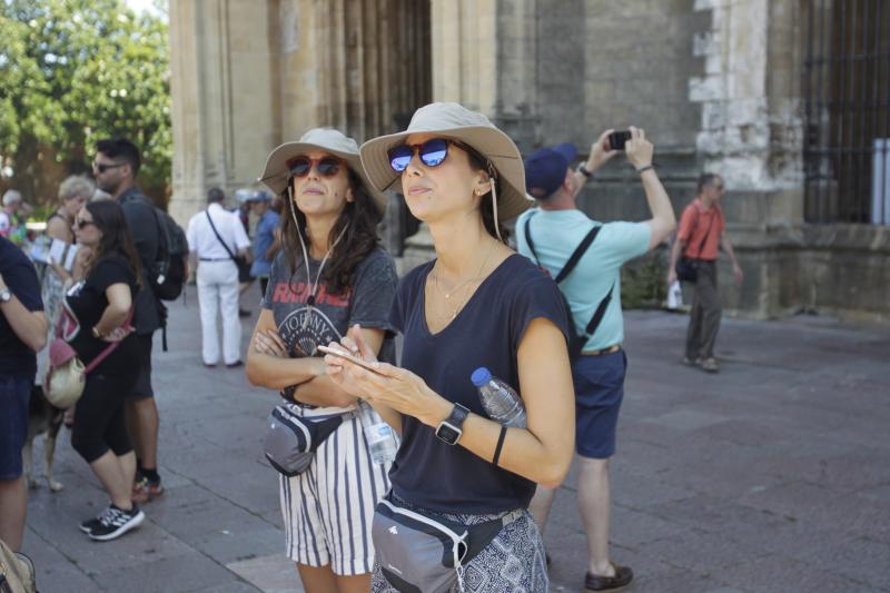Playas, parques y terrazas están llenos estos días. Son los lugares elegidos tanto por los asturianos como por los turistas para sobrellevar las altas temperaturas que protagonizan este primer fin de semana de agosto.