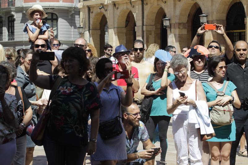 Playas, parques y terrazas están llenos estos días. Son los lugares elegidos tanto por los asturianos como por los turistas para sobrellevar las altas temperaturas que protagonizan este primer fin de semana de agosto.