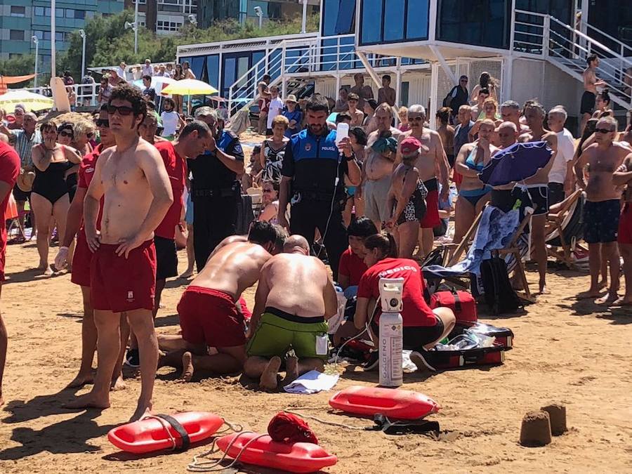 Sufrió una grave indisposición mientras se bañaba a la altura de la escalera 12.