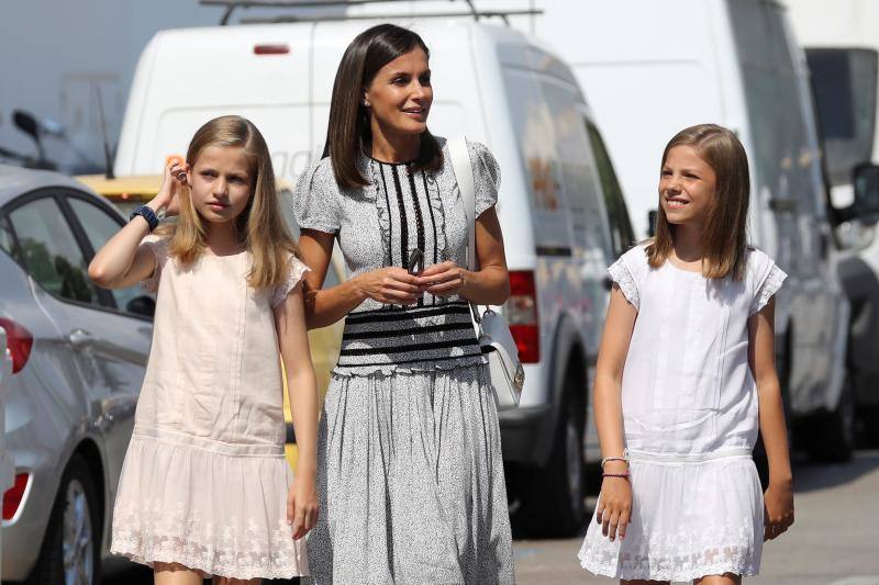 El Rey esperó a doña Letizia y sus hijas en la cubierta del Aifos 500 para que saludaran a la tripulación del barco de la Armada Española, que ha quedado sexto en la clasificación final de la categoría Swan 50.