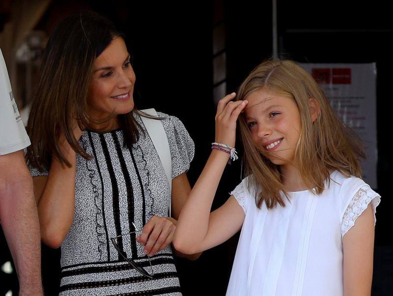 El Rey esperó a doña Letizia y sus hijas en la cubierta del Aifos 500 para que saludaran a la tripulación del barco de la Armada Española, que ha quedado sexto en la clasificación final de la categoría Swan 50.