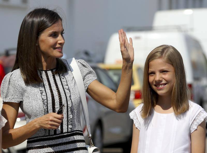 El Rey esperó a doña Letizia y sus hijas en la cubierta del Aifos 500 para que saludaran a la tripulación del barco de la Armada Española, que ha quedado sexto en la clasificación final de la categoría Swan 50.