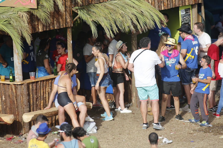 Miles de personas disfrutan de la popular fiesta del Xiringüelu en el prau Salcéu de Pravia en una jornada marcada por el sol y el intenso calor. 