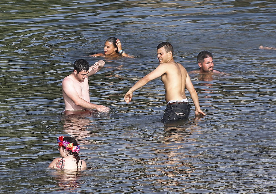 Miles de personas disfrutan de la popular fiesta del Xiringüelu en el prau Salcéu de Pravia en una jornada marcada por el sol y el intenso calor. 