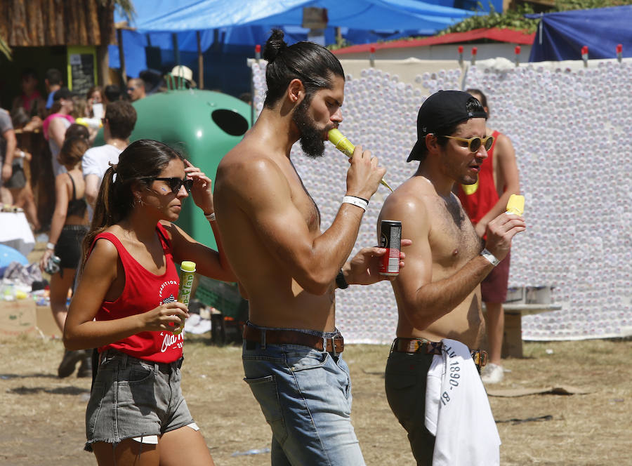 Miles de personas disfrutan de la popular fiesta del Xiringüelu en el prau Salcéu de Pravia en una jornada marcada por el sol y el intenso calor. 