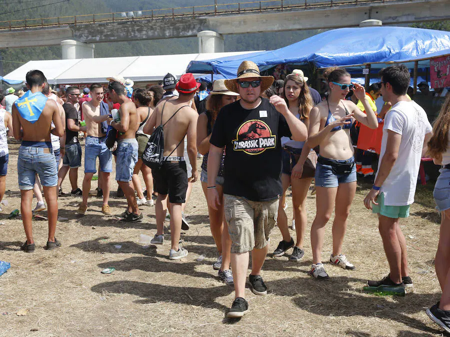 Miles de personas disfrutan de la popular fiesta del Xiringüelu en el prau Salcéu de Pravia en una jornada marcada por el sol y el intenso calor. 