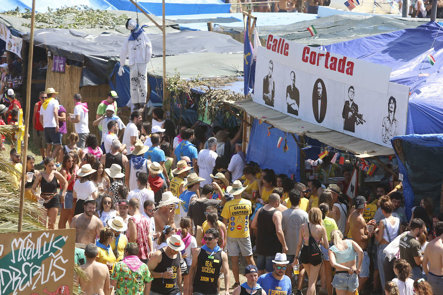 Miles de personas disfrutan de la popular fiesta del Xiringüelu en el prau Salcéu de Pravia en una jornada marcada por el sol y el intenso calor. 