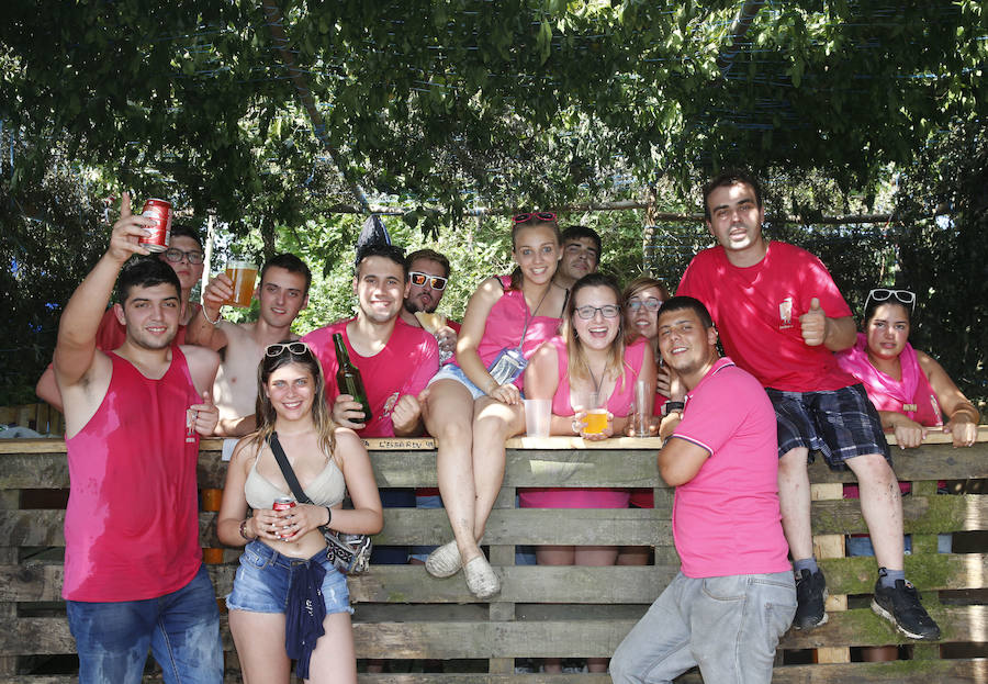 Miles de personas disfrutan de la popular fiesta del Xiringüelu en el prau Salcéu de Pravia en una jornada marcada por el sol y el intenso calor. 