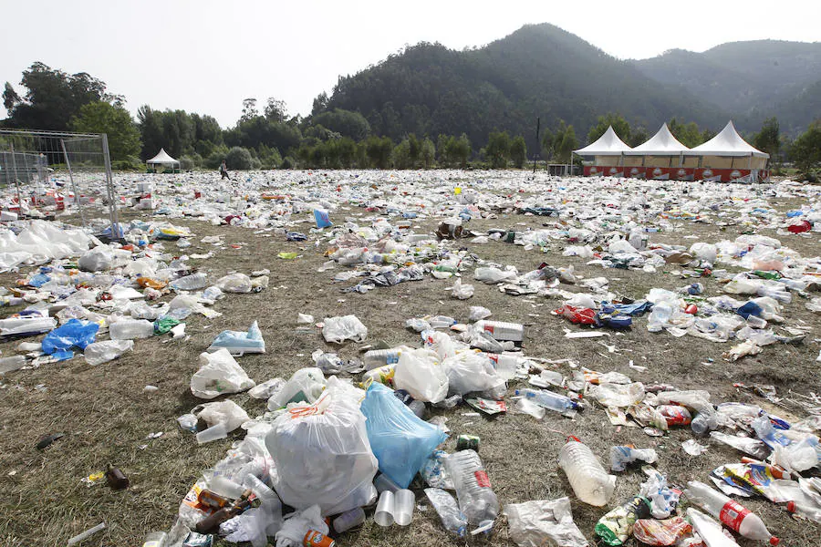 Bolsas de plástico, botellas, neveras, vasos, piscinas hinchables... Es la impresionante imagen del prau de Salcéu el día después del Xiringüelu de Pravia, donde la basura es la protagonista