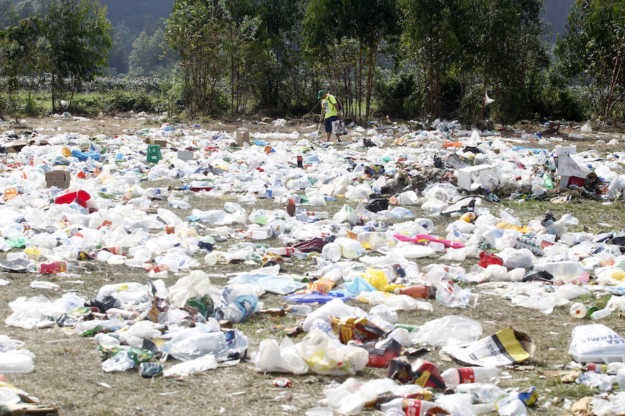 Bolsas de plástico, botellas, neveras, vasos, piscinas hinchables... Es la impresionante imagen del prau de Salcéu el día después del Xiringüelu de Pravia, donde la basura es la protagonista