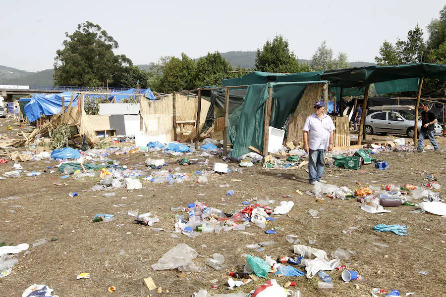 Bolsas de plástico, botellas, neveras, vasos, piscinas hinchables... Es la impresionante imagen del prau de Salcéu el día después del Xiringüelu de Pravia, donde la basura es la protagonista