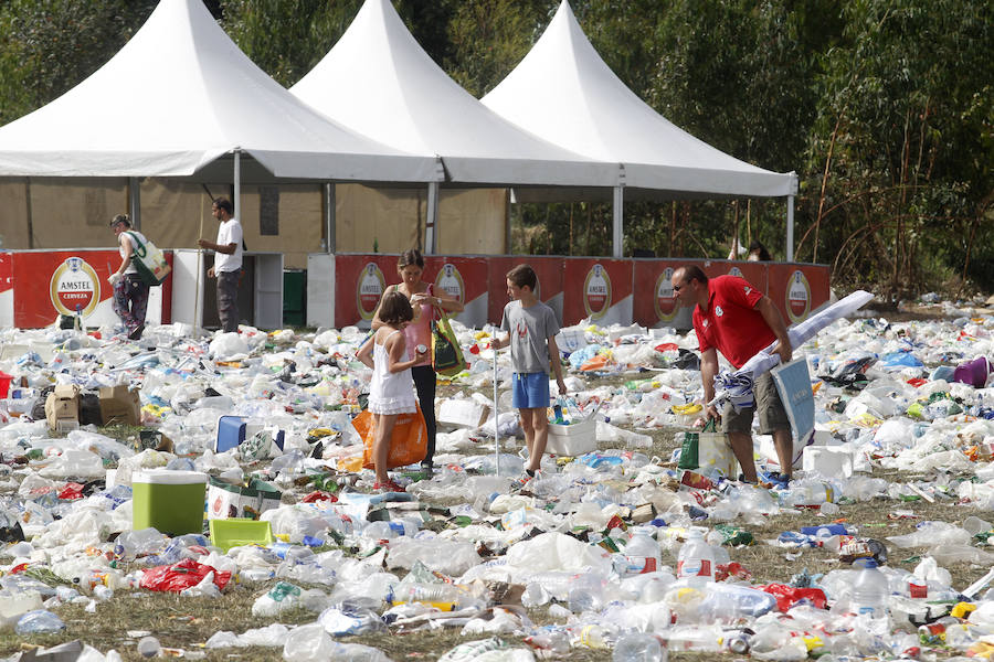 Bolsas de plástico, botellas, neveras, vasos, piscinas hinchables... Es la impresionante imagen del prau de Salcéu el día después del Xiringüelu de Pravia, donde la basura es la protagonista