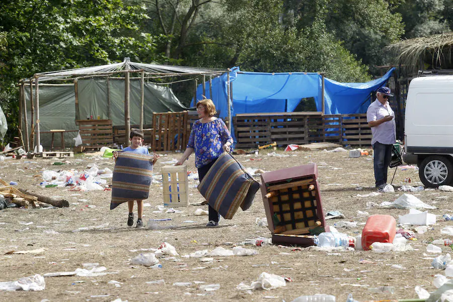 Bolsas de plástico, botellas, neveras, vasos, piscinas hinchables... Es la impresionante imagen del prau de Salcéu el día después del Xiringüelu de Pravia, donde la basura es la protagonista