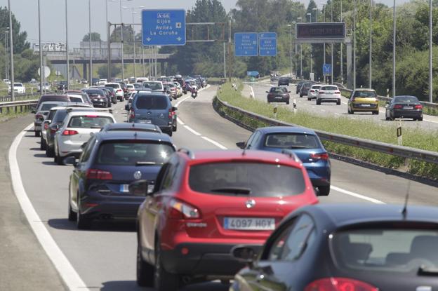 Atascos durante la mañana, a la salida de Oviedo por la autopista 'Y', donde se registró un accidente con una persona herida. 