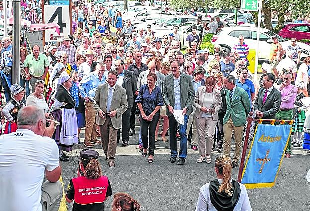 El presidente de la Cámara, Félix Baragaño; la alcaldesa de Gijón, Carmen Moriyón; el alcalde de Langreo, Jesús Sánchez; y la consejera de Servicios Sociales, Pilar Varela, encabezan la comitiva de langreanos que ayer acudieron a celebrar el día ferial del municipio. :: NAVARRO