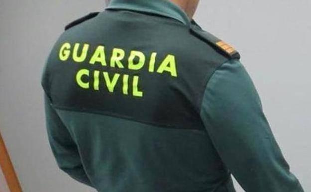 La Guardia Civil quita un fusíl de pesca a una persona de una caseta en el Xiringüelu