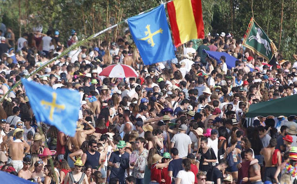 El calor marcó la multitudinaria celebración del Xiringüelu en Pravia.