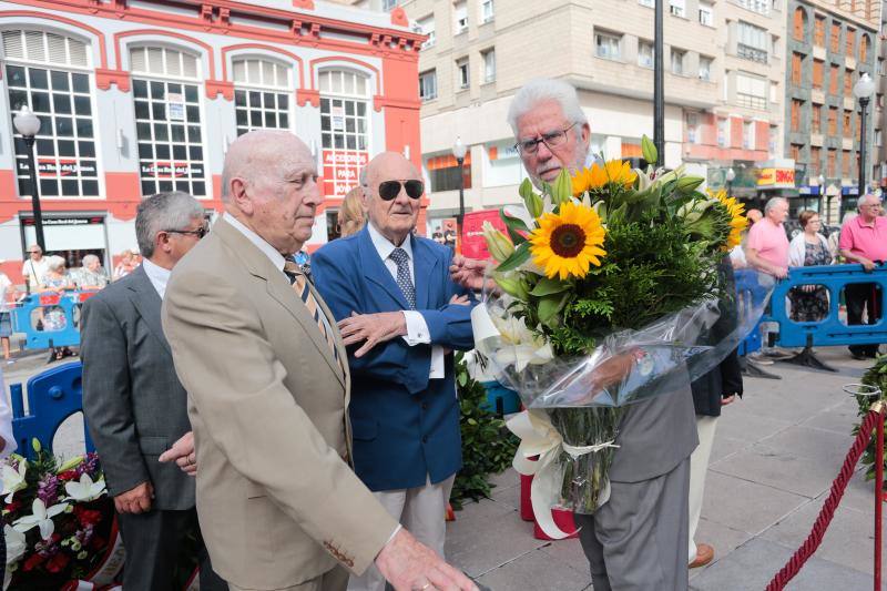 Gijón rinde homenaje a Gaspar Melchor de Jovellanos con la tradicional misa en la capilla de los Remedios y la ofrenda floral frente a su estatua