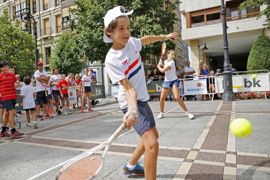 Los tenistas participaron en un clinic con los jóvenes jugadores de la escuela del Club Tenis Gijón.