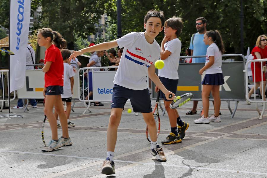 Los tenistas participaron en un clinic con los jóvenes jugadores de la escuela del Club Tenis Gijón.