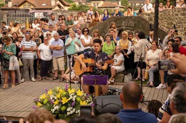 El artista australiano Oskar Proy, durante su concierto en Cangas de Onís. :: JUAN LLACA