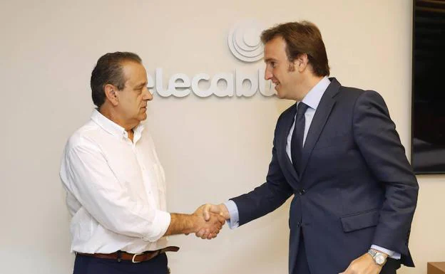 Jose Luis Souto, presidente del club, y Jose Antonio Vázquez, director general de Telecable.