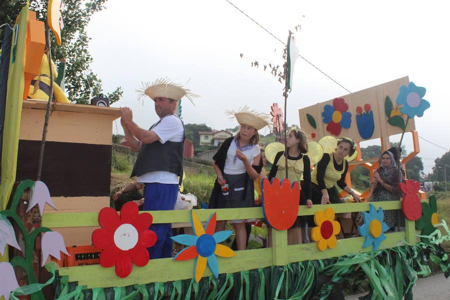 Superhéroes, duendes y mariposas participaron en la marcha que cierra cuatro días de fiestas en honor a Santiago 