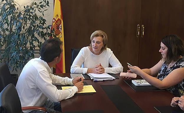 Delia Losa, durante el encuentro mantenido con Ovidio Zapico y María José Miranda. 