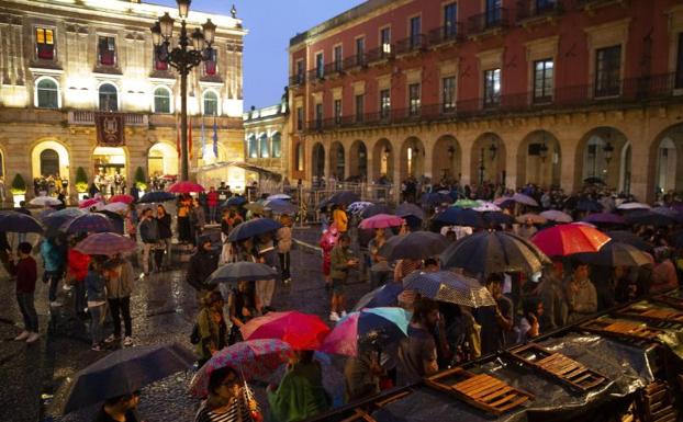 El público, minutos antes de que cayera la segunda gran tormenta y se suspendiera el concierto.