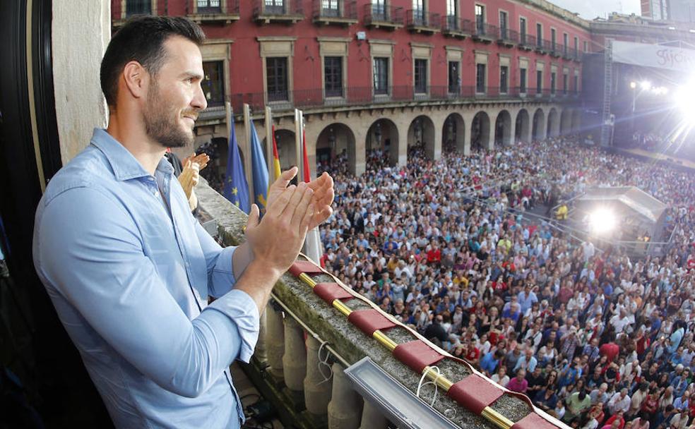 Saúl Craviotto llenó la plaza Mayor durante el pregón de la Semana Grande.