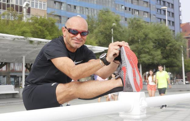 Johnny Menéndez estira antes de hacer un rodaje por el Muro de San Lorenzo. 