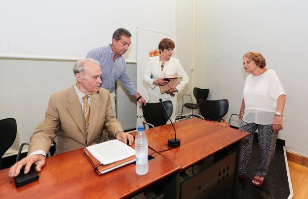 Manuel de Barros (segundo por la izquierda) y Paz Fernández Felgueroso, a la derecha, en una asamblea de la FICA. 