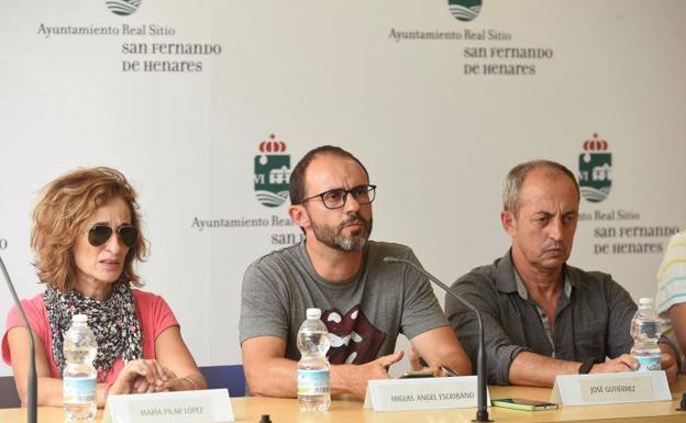 Miguel Ángel Escribano y María Pilar López, pareja y madre de la fallecida en una rueda de prensa en San Fernando de Henares. 