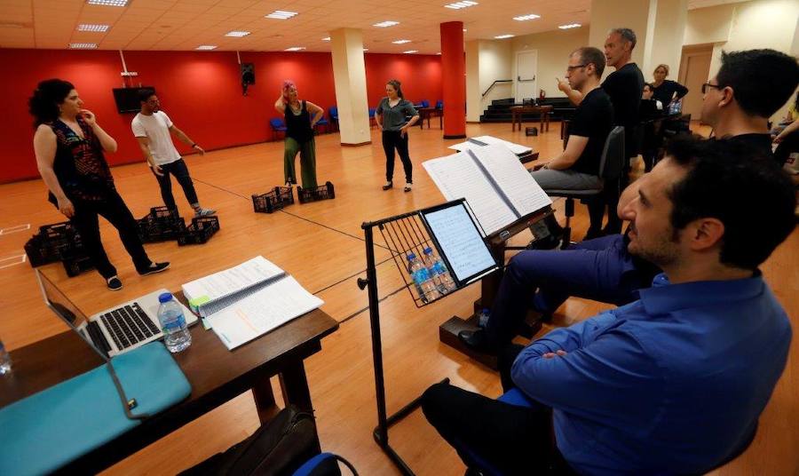 La producción asturiana que abrirá la Temporada de Ópera realizó también un casting de figurantes en el teatro ovetense.