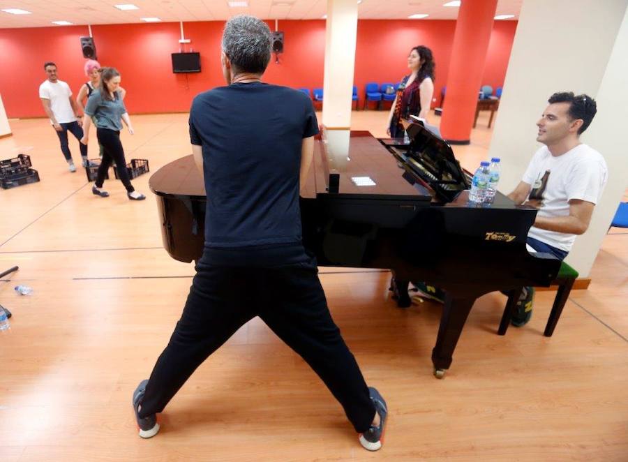 La producción asturiana que abrirá la Temporada de Ópera realizó también un casting de figurantes en el teatro ovetense.