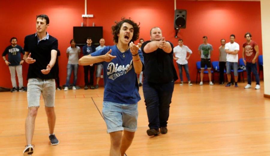 La producción asturiana que abrirá la Temporada de Ópera realizó también un casting de figurantes en el teatro ovetense.