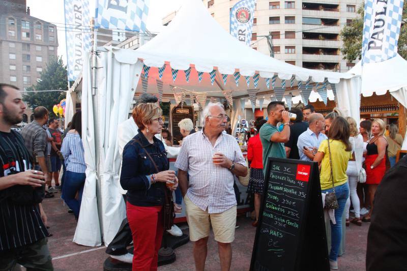 El público llena Las Meanas para disfrutar un año más del arranque del Festival que durará una semana.