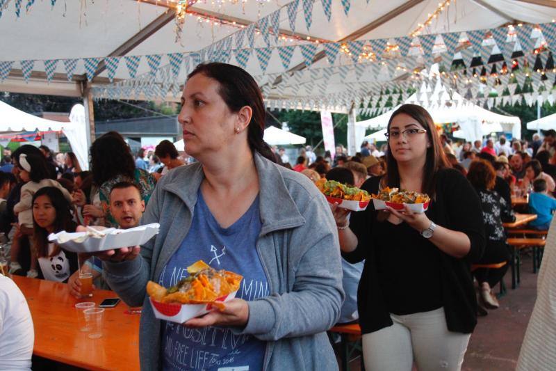 El público llena Las Meanas para disfrutar un año más del arranque del Festival que durará una semana.