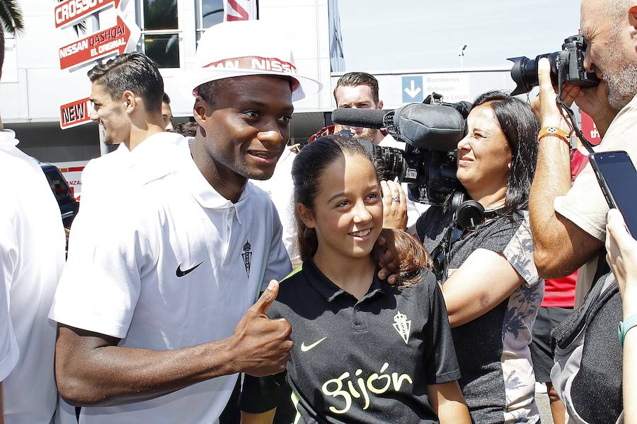 El equipo rojiblanco disfrutó de una jornada en el recinto Luis Adaro. Además, los jugadores aprovecharon para saludar y hacerse fotos con los aficionados del Sporting.