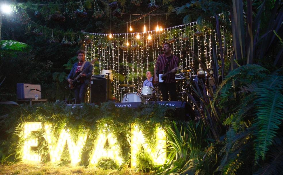 Dani Llamas abrió ayer el festival en un escenario decorado con naturaleza en el recinto de El Agüil de Salinas. 