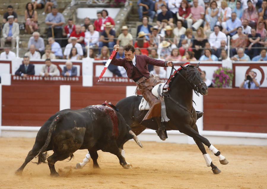 Ambos rejoneadores cortaron dos orejas, aunque el caballero lusitano las logró en un tercer toro que regaló al público gijonés.