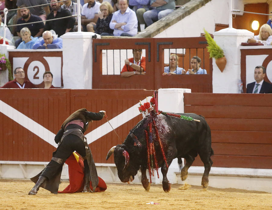 Ambos rejoneadores cortaron dos orejas, aunque el caballero lusitano las logró en un tercer toro que regaló al público gijonés.