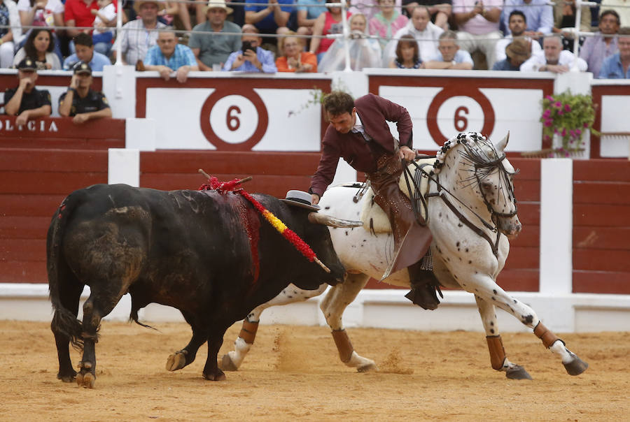 Ambos rejoneadores cortaron dos orejas, aunque el caballero lusitano las logró en un tercer toro que regaló al público gijonés.