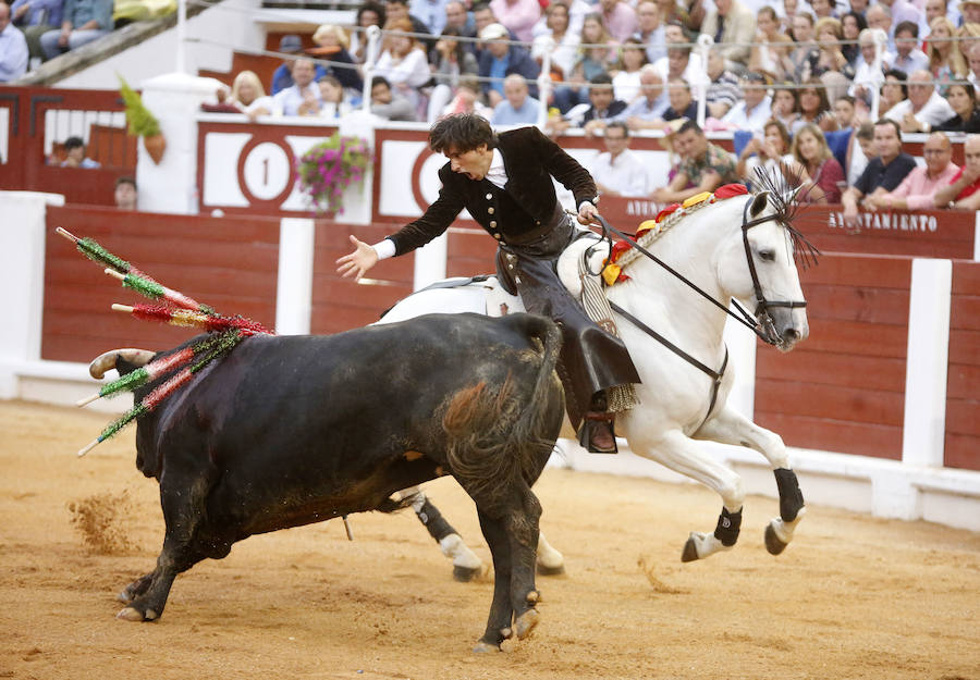 Ambos rejoneadores cortaron dos orejas, aunque el caballero lusitano las logró en un tercer toro que regaló al público gijonés.