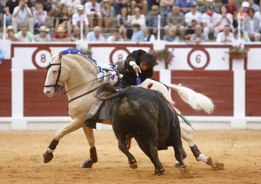Ambos rejoneadores cortaron dos orejas, aunque el caballero lusitano las logró en un tercer toro que regaló al público gijonés.