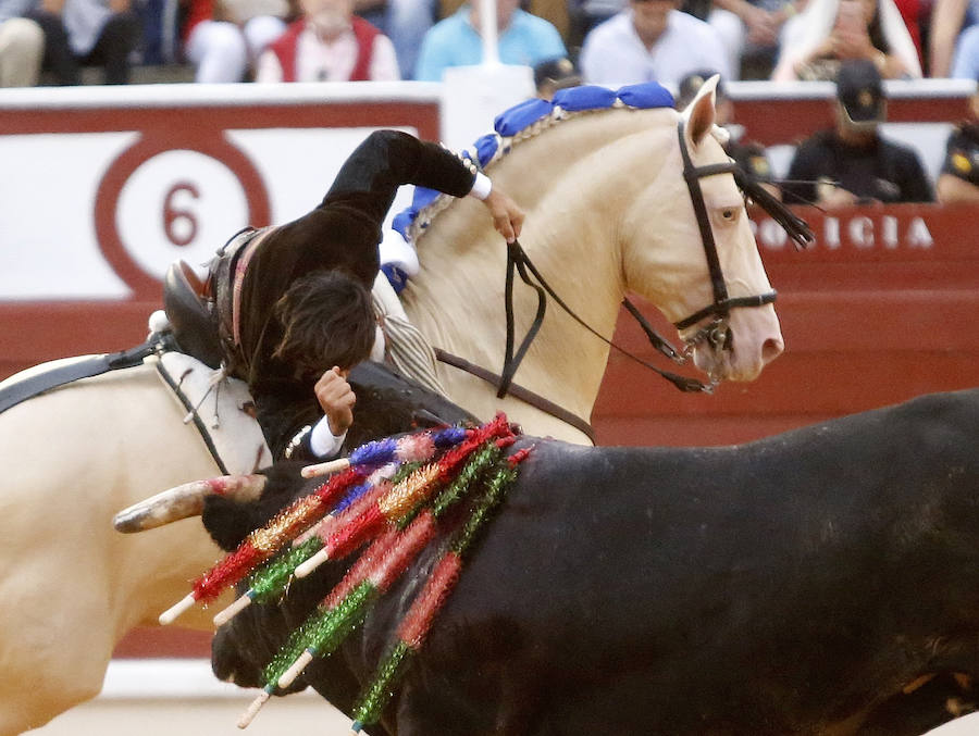 Ambos rejoneadores cortaron dos orejas, aunque el caballero lusitano las logró en un tercer toro que regaló al público gijonés.