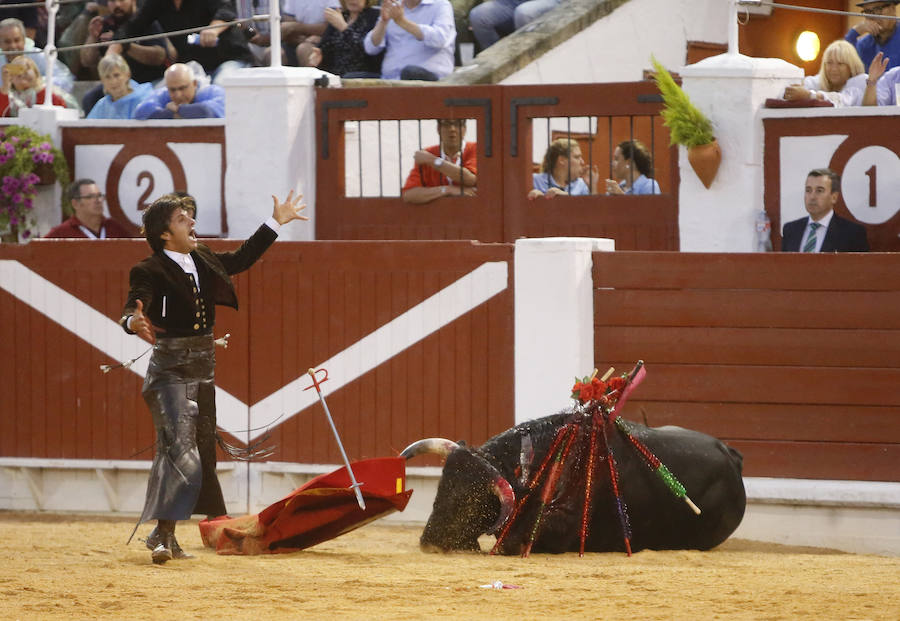 Ambos rejoneadores cortaron dos orejas, aunque el caballero lusitano las logró en un tercer toro que regaló al público gijonés.